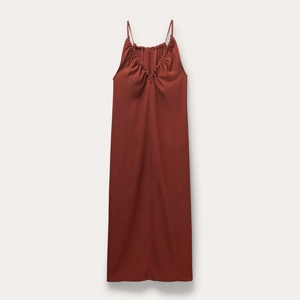Robe longue rouge rouille minimaliste avec col en V, bretelles et détails plissés