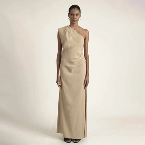 Elegant one-shoulder floor-length dress with waist pleats in beige satin fabric