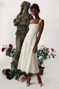 Détail de la robe midi en dentelle blanche avec broderie florale et encolure carrée chic