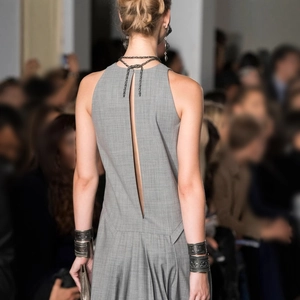 Robe plissée grise sans manches avec dos nu élégant, décolleté en V profond et chaîne métal