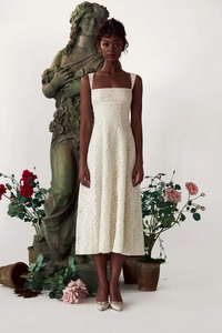 Détails de broderie sur robe midi en dentelle blanche avec décolleté carré et fleurs