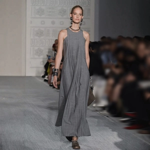 Robe longue plissée dos nu sans manches en gris au style bohème minimaliste et élégant