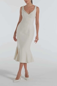 Detailansicht des eleganten V-Ausschnitts mit zarten Perlenverzierungen an dem Kleid