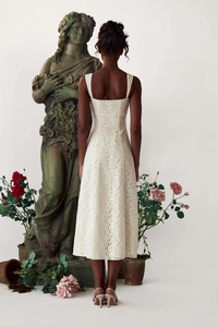 Vue détaillée du dos d'une robe midi en dentelle blanche avec broderie florale