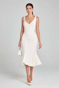 Nahaufnahme des eleganten V-Ausschnitts mit Perlenbesatz und strukturiertem Tweed-Stoff