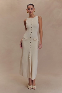 Elegantes ärmelloses Strickkleid in Creme mit goldenen Knöpfen und schmaler Passform