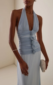 Détail de la robe licou bleu clair avec taille plissée et accents de fleurs 3D