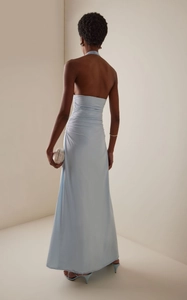 Robe longue bleu clair dos nu avec licou et plis délicats à la taille pour soirée