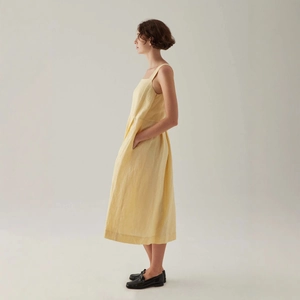 Gelbes Leinenkleid für Damen in A-Linie mit eckigem Ausschnitt und breiten Trägern