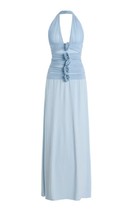 Détail d'une robe de soirée dos nu bleu clair avec fleurs 3D et taille plissée