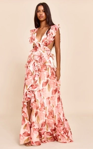 Detailansicht der Rüschen am Saum und der Ausschnitte am floralen Maxikleid mit V-Ausschnitt