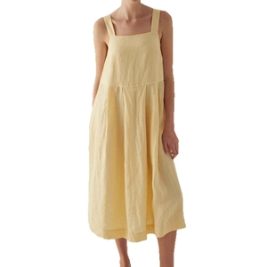 Gelbes Midi-Sommerkleid mit eckigem Ausschnitt und breiten Trägern aus Leinen