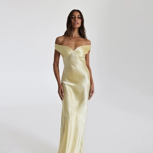 Elegant off-the-shoulder satin maxi dress in pale yellow with a sweetheart neckline