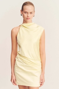 Détails de la robe courte en satin jaune avec épaule drapée et taille plissée