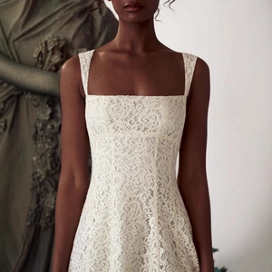 Robe élégante en dentelle blanche avec décolleté carré et broderie florale pour femme