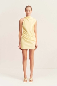 Détail d'une robe en satin drapé asymétrique jaune clair avec plis élégants et coupe mini