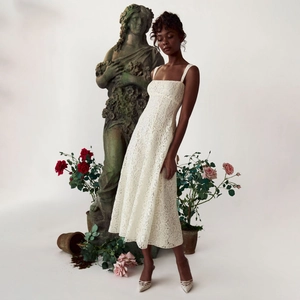 Robe midi élégante en dentelle blanche avec encolure carrée et broderies florales