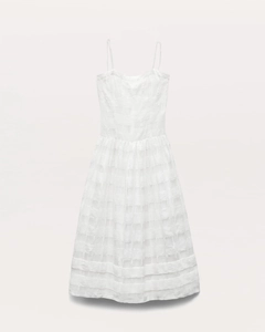 Détail de la robe de soirée blanche montrant le tissu quadrillé et les fines bretelles