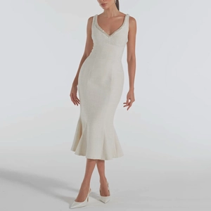Elegantes ärmelloses weißes V-Ausschnitt Midikleid mit Perlenbesatz und Meerjungfrau-Saum