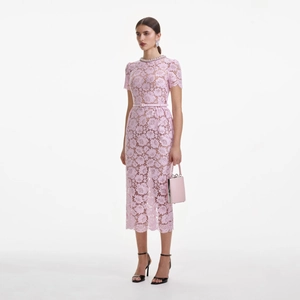 Robe de soirée rose en dentelle florale avec col rond et ceinture assortie à la taille