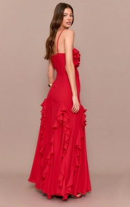 Robe de soirée rouge élégante avec col en V, volants et jupe longue fluide détaillée