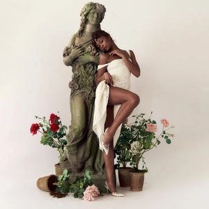 Robe midi élégante en dentelle blanche épaules dénudées avec fente et talons hauts