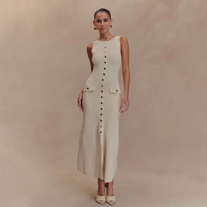 Elegantes ärmelloses Midi-Strickkleid in Creme mit Knopfleiste und enger Passform