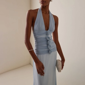 Robe de soirée élégante bleu clair à licou avec détails froncés et fleurs en 3D