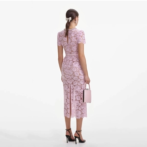Robe de soirée élégante en dentelle rose avec col rond et ceinture, motif floral ajouré