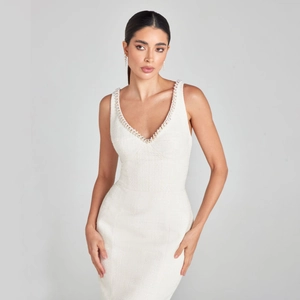Elegantes ärmelloses weißes Meerjungfrauenkleid mit V-Ausschnitt und Perlenbesatz