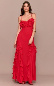 Détails des volants superposés sur la robe de soirée rouge avec col en V et fines bretelles