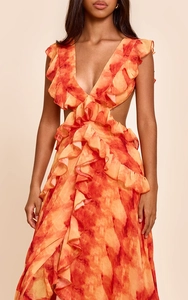 Detail eines Tie-Dye Maxikleids mit V-Ausschnitt, Cut-out-Taille und Rüschenbesatz