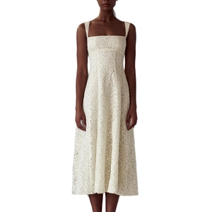 Robe midi blanche élégante sans manches en dentelle avec col carré et broderie