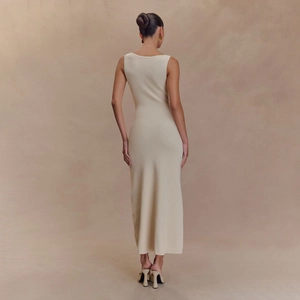 Elegantes ärmelloses Strick-Maxikleid in Beige mit schmaler Passform und Rippenstruktur