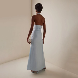 Robe de soirée élégante bleu ciel à licou avec dos nu et détails froncés