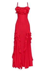 Détail des volants superposés et du drapé élégant sur une robe de soirée rouge