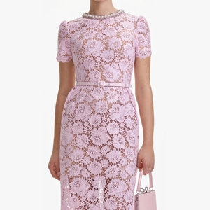 Robe de soirée en dentelle rose avec col en perles et motif floral ajouré