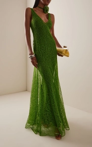 Détail de la robe longue en dentelle verte avec broderie florale et décolleté plongeant