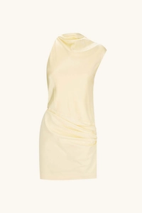 Détail de la robe en satin jaune clair montrant les fronces et la texture du tissu doux