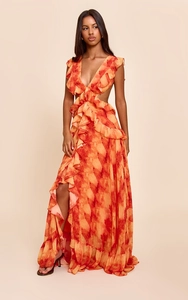 Detailansicht der gestuften Rüschen und des Batikmusters an diesem Abend-Maxikleid