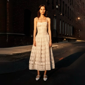 Robe Maxi Élégante à Carreaux Gingham Blanc Taille Haute Coupe Trapèze Robe de Soirée Été Chic sans Manches