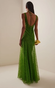 Détail de la robe en dentelle verte dos nu avec un élégant nœud attaché à l'encolure