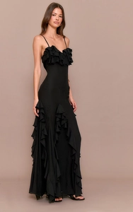 Vue détaillée de la robe de soirée noire avec volants superposés et décolleté en V chic