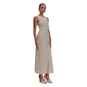 Elegantes beige ärmelloses Strick-Midikleid mit goldenen Knöpfen und schmaler Passform