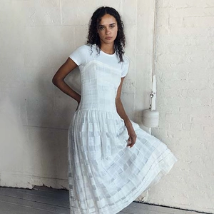 Robe longue blanche à carreaux style superposé avec taille ajustée pour soirée élégante