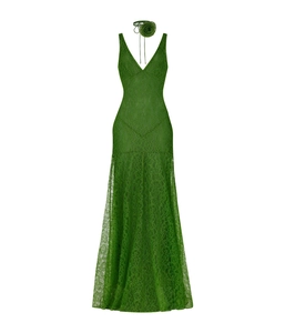 Détail d'une robe en dentelle verte avec col en V profond et collier ras du cou rose