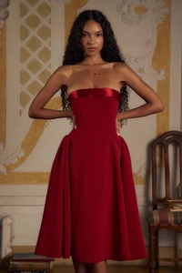 Détail de la robe midi bustier bordeaux élégante avec bordure en satin et jupe plissée en A