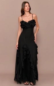 Détail de l'élégante robe de soirée noire avec volants étagés et ourlet asymétrique chic