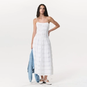 Robe longue blanche à carreaux pour femmes avec fines bretelles et coupe cintrée élégante