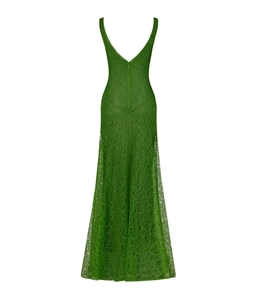 Détail de robe en dentelle verte avec crochet raffiné et dos nu en V plongeant